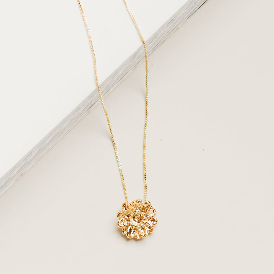 This beautiful flower preserved in gold or silver is perfect to be worn alone or stacked with other pieces.