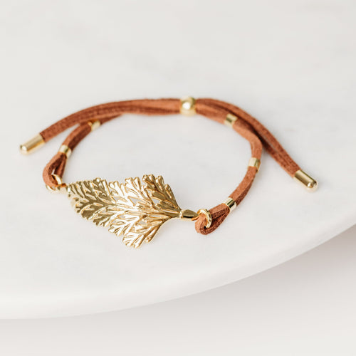 The Portuguese fern bracelet complemented by vegetable suede is a perfect piece to be worn alone or stacked (layered) with other pieces.