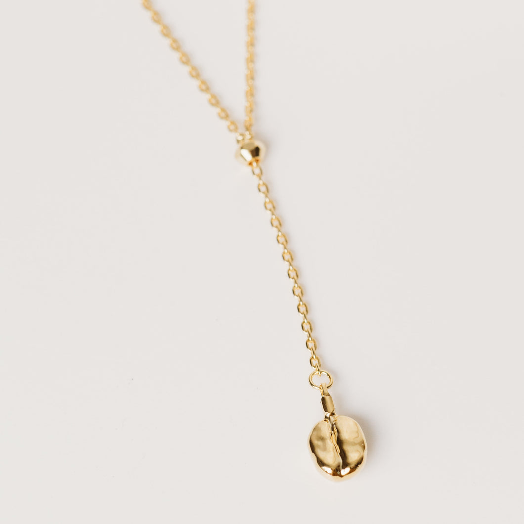 This botanical solitaire necklace is ideal to be worn alone or stacked (or layered) with other pieces.